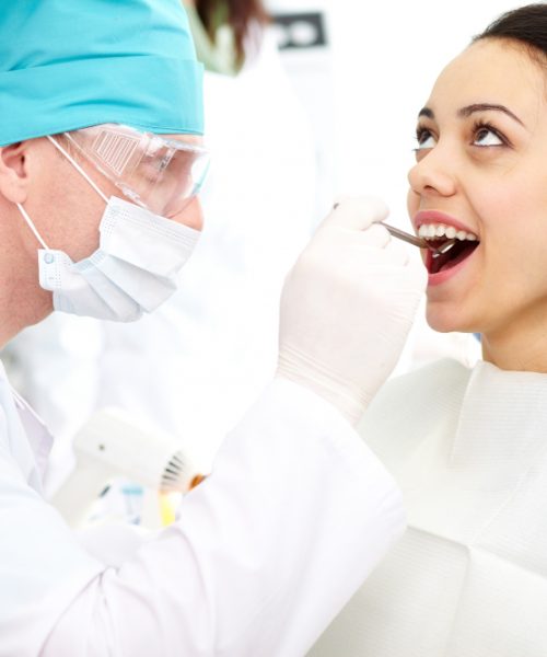 dentista-examinando-dientes-paciente
