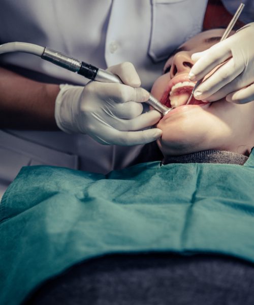 dentistas-tratan-dientes-pacientes